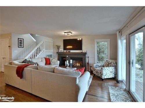 568 Oxbow Crescent, Collingwood, ON - Indoor Photo Showing Living Room With Fireplace