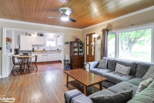 1373 Falkenburg Road, Muskoka Lakes, ON - Indoor Photo Showing Living Room