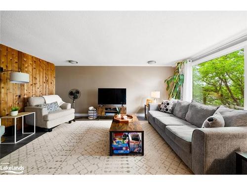 2 Belvedere Avenue, Parry Sound, ON - Indoor Photo Showing Living Room