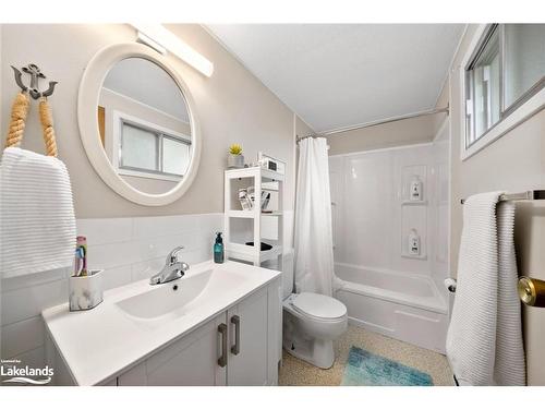 2 Belvedere Avenue, Parry Sound, ON - Indoor Photo Showing Bathroom