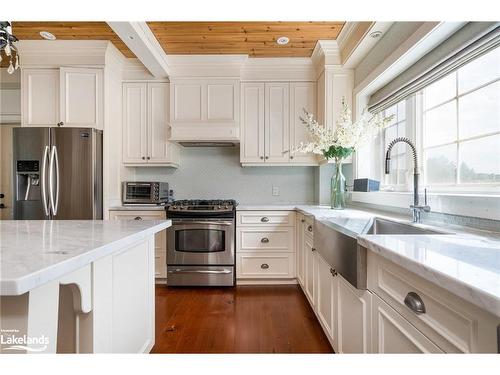 129 Snowbridge Way, The Blue Mountains, ON - Indoor Photo Showing Kitchen With Upgraded Kitchen