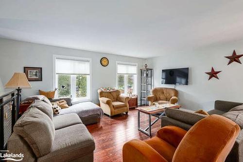 96 Lockhart Road, Collingwood, ON - Indoor Photo Showing Living Room