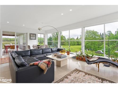 3471 Ravenscliffe Road, Huntsville, ON - Indoor Photo Showing Living Room