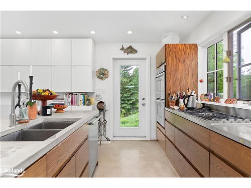 3471 Ravenscliffe Road, Huntsville, ON - Indoor Photo Showing Kitchen With Double Sink