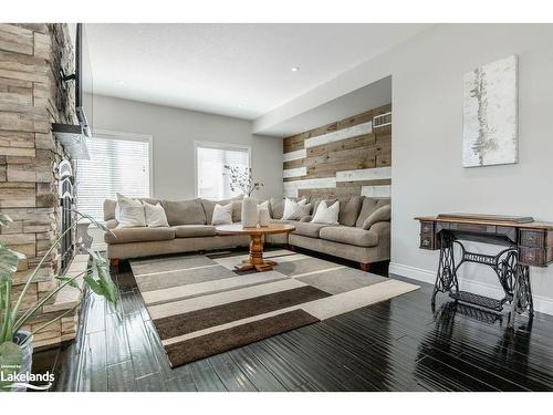 67 Brooke Avenue, Collingwood, ON - Indoor Photo Showing Living Room