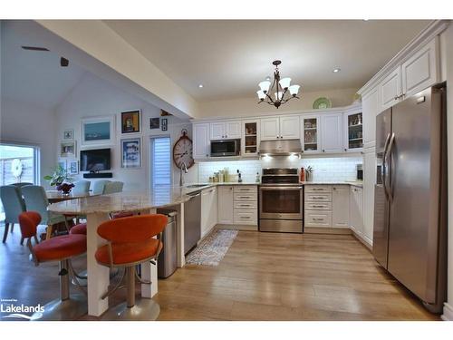 18 Cooper Street, Collingwood, ON - Indoor Photo Showing Kitchen