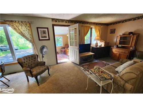 2471 Highway 60, Huntsville, ON - Indoor Photo Showing Living Room