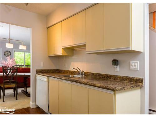 9-142 Ecclestone Drive, Bracebridge, ON - Indoor Photo Showing Kitchen