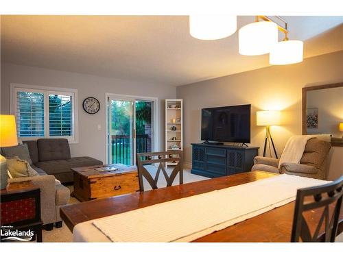 9-142 Ecclestone Drive, Bracebridge, ON - Indoor Photo Showing Living Room