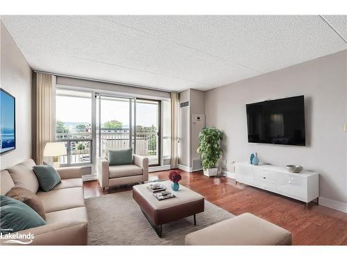 401-172 Eighth Street, Collingwood, ON - Indoor Photo Showing Living Room