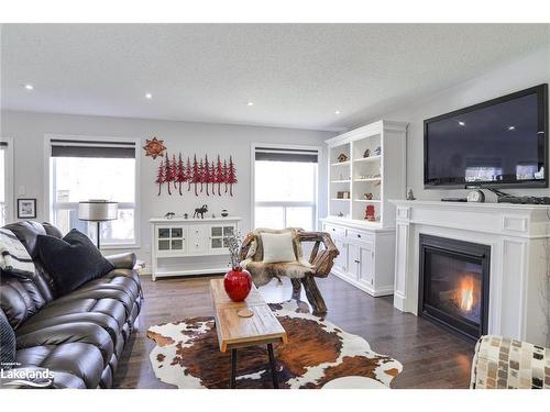 320 Pine Street, Gravenhurst, ON - Indoor Photo Showing Living Room With Fireplace