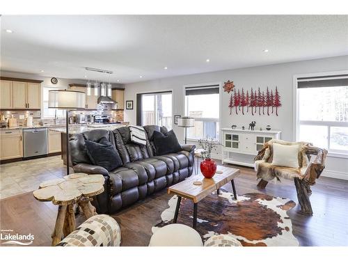 320 Pine Street, Gravenhurst, ON - Indoor Photo Showing Living Room