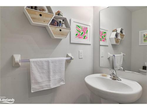 320 Pine Street, Gravenhurst, ON - Indoor Photo Showing Bathroom