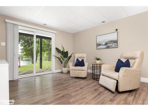 207 West Fox Lake Road, Huntsville, ON - Indoor Photo Showing Living Room