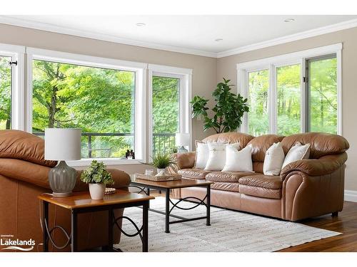207 West Fox Lake Road, Huntsville, ON - Indoor Photo Showing Living Room