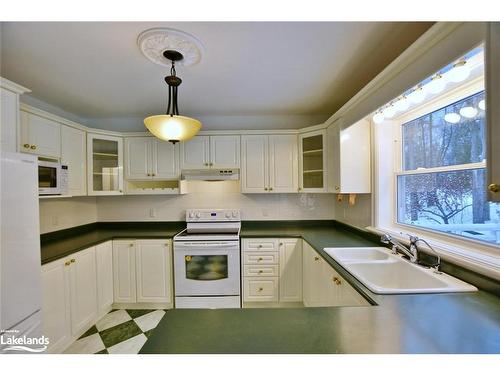 46 Fairway Crescent, Wasaga Beach, ON - Indoor Photo Showing Kitchen With Double Sink