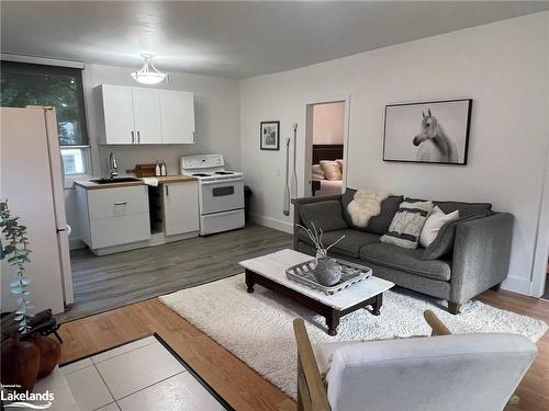 21 72Nd Street N, Wasaga Beach, ON - Indoor Photo Showing Living Room