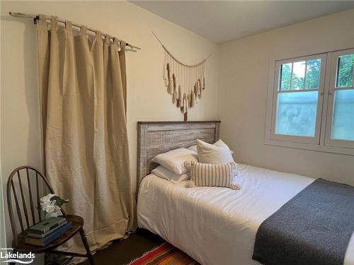 21 72Nd Street N, Wasaga Beach, ON - Indoor Photo Showing Bedroom