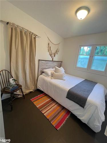 21 72Nd Street N, Wasaga Beach, ON - Indoor Photo Showing Bedroom