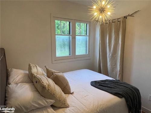 21 72Nd Street N, Wasaga Beach, ON - Indoor Photo Showing Bedroom