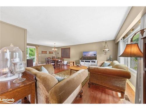 1714 Golf Link Road, Tiny, ON - Indoor Photo Showing Living Room