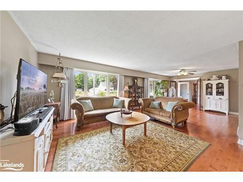 1714 Golf Link Road, Tiny, ON - Indoor Photo Showing Living Room