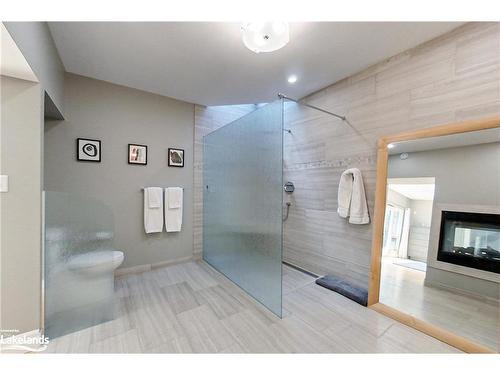 21 Trails End, Collingwood, ON - Indoor Photo Showing Bathroom