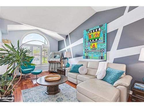 10 Mcintosh Gate, Collingwood, ON - Indoor Photo Showing Living Room