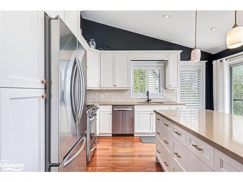 10 Mcintosh Gate, Collingwood, ON - Indoor Photo Showing Kitchen With Upgraded Kitchen