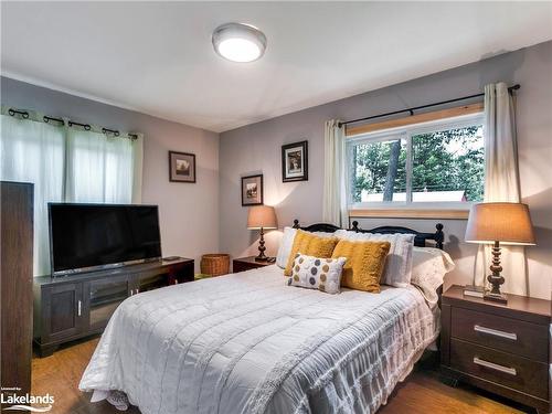 370 Pinegrove Street, Gravenhurst, ON - Indoor Photo Showing Bedroom