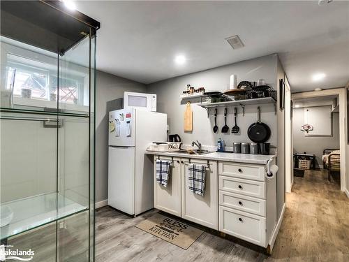 370 Pinegrove Street, Gravenhurst, ON - Indoor Photo Showing Kitchen