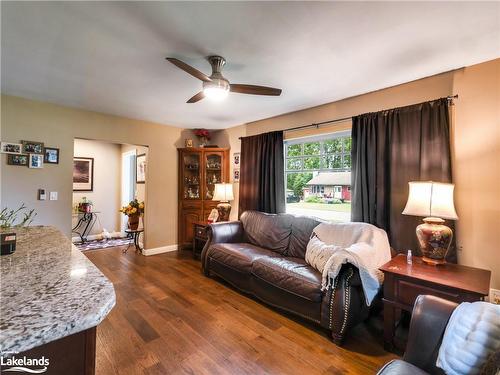 370 Pinegrove Street, Gravenhurst, ON - Indoor Photo Showing Living Room