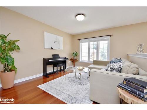 72 Forest Avenue, Wasaga Beach, ON - Indoor Photo Showing Living Room