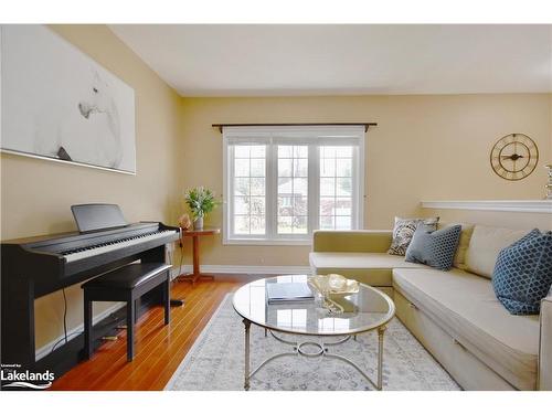 72 Forest Avenue, Wasaga Beach, ON - Indoor Photo Showing Living Room