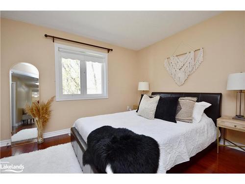 72 Forest Avenue, Wasaga Beach, ON - Indoor Photo Showing Bedroom