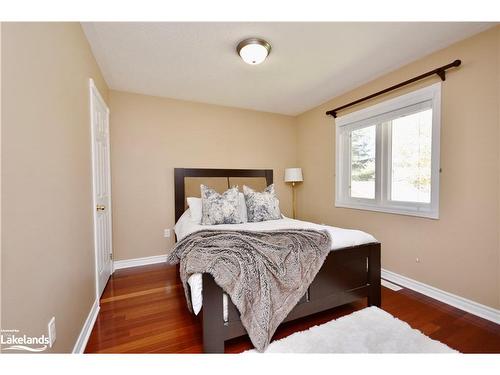 72 Forest Avenue, Wasaga Beach, ON - Indoor Photo Showing Bedroom