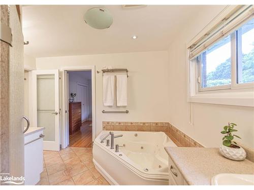 365 Macisaac Drive, Orillia, ON - Indoor Photo Showing Bathroom