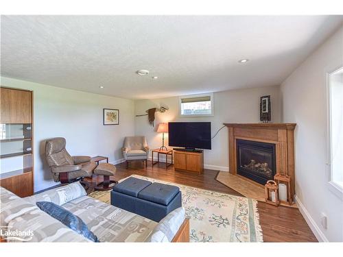 365 Macisaac Drive, Orillia, ON - Indoor Photo Showing Living Room