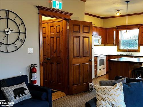 110-184 Snowbridge Way, The Blue Mountains, ON - Indoor Photo Showing Kitchen