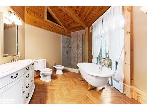 1080 Whitehead Road, Gravenhurst, ON - Indoor Photo Showing Bathroom