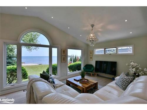 1 Oliver Crescent, Collingwood, ON - Indoor Photo Showing Living Room