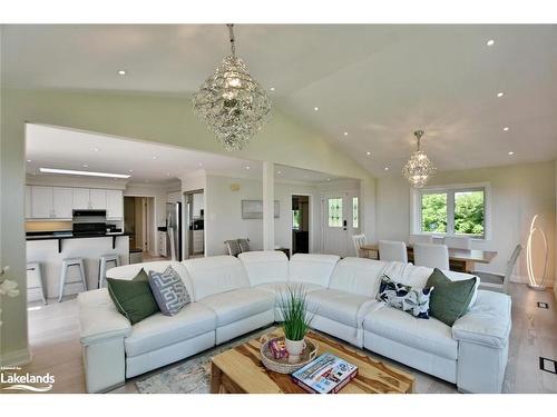 1 Oliver Crescent, Collingwood, ON - Indoor Photo Showing Living Room