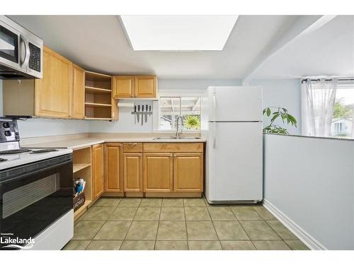 60 Laidlaw Street, Wasaga Beach, ON - Indoor Photo Showing Kitchen