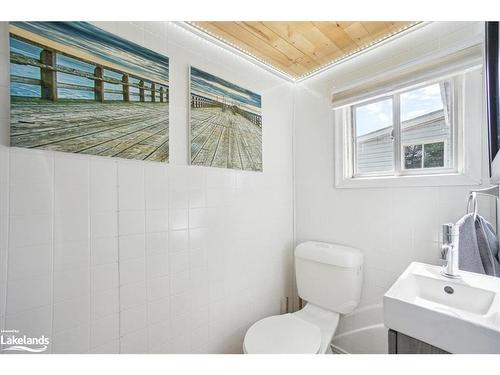 60 Laidlaw Street, Wasaga Beach, ON - Indoor Photo Showing Bathroom