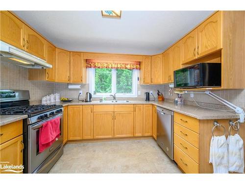 39 Glenwood Drive, Huntsville, ON - Indoor Photo Showing Kitchen With Double Sink