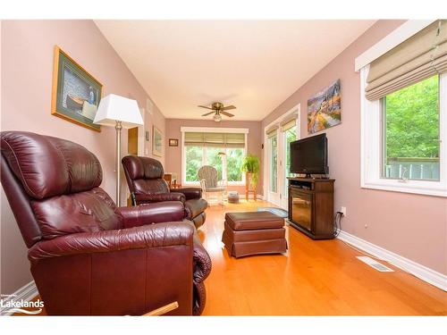 39 Glenwood Drive, Huntsville, ON - Indoor Photo Showing Living Room