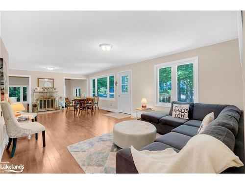34 Coutnac Crescent, Tiny, ON - Indoor Photo Showing Living Room