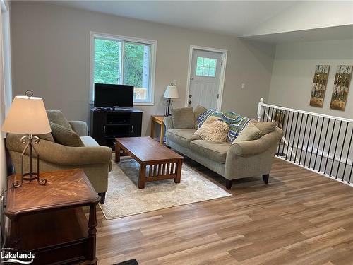 11 Dunchurch Estates Road, Dunchurch, ON - Indoor Photo Showing Living Room