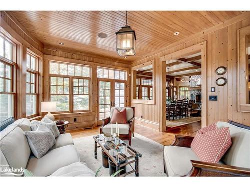 1902 Foxpoint Road, Dwight, ON - Indoor Photo Showing Living Room