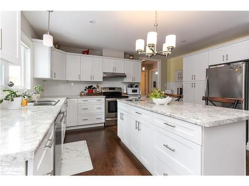 52 29Th Street N, Wasaga Beach, ON - Indoor Photo Showing Kitchen With Double Sink With Upgraded Kitchen